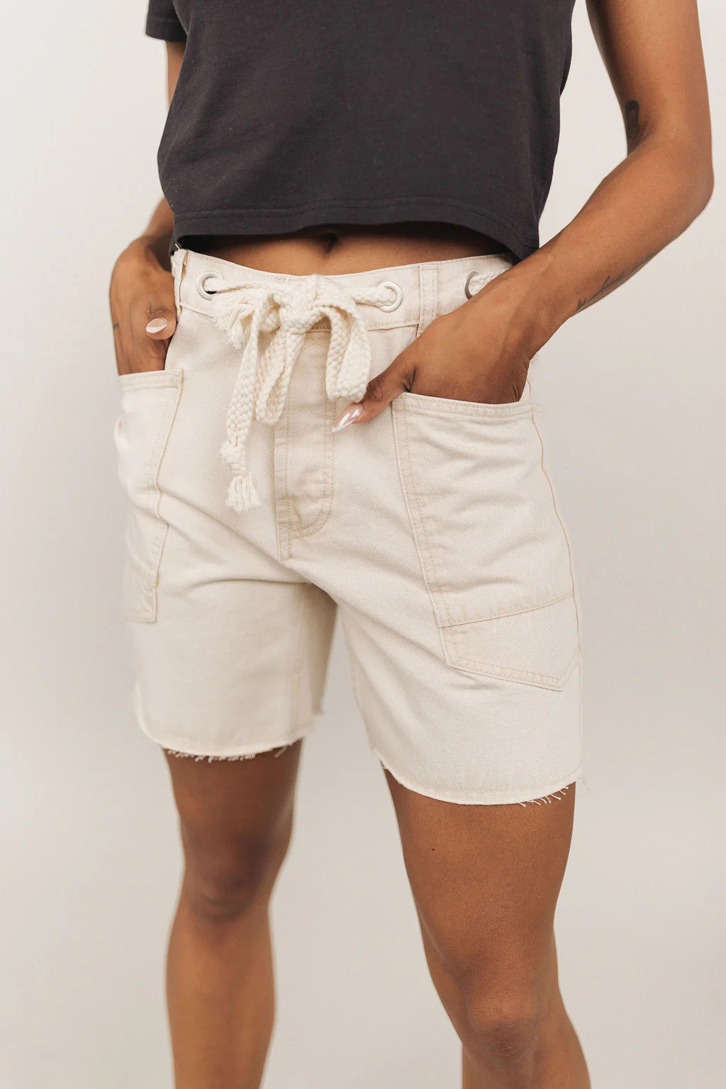 Joey Barrel Shorts in Cream | Henly