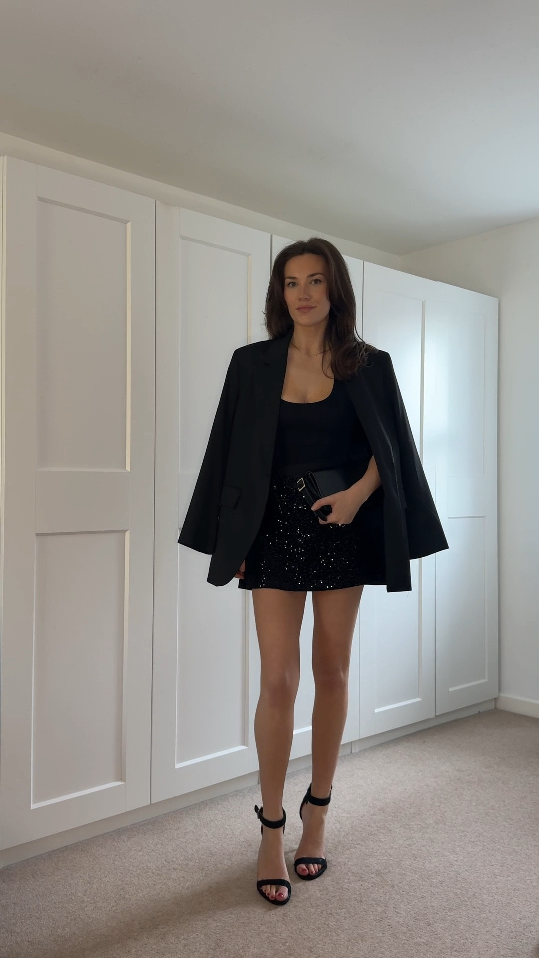 Party outfit of the night 🖤 #partyoutfit #sequinskirt #partyoutfitinspo 