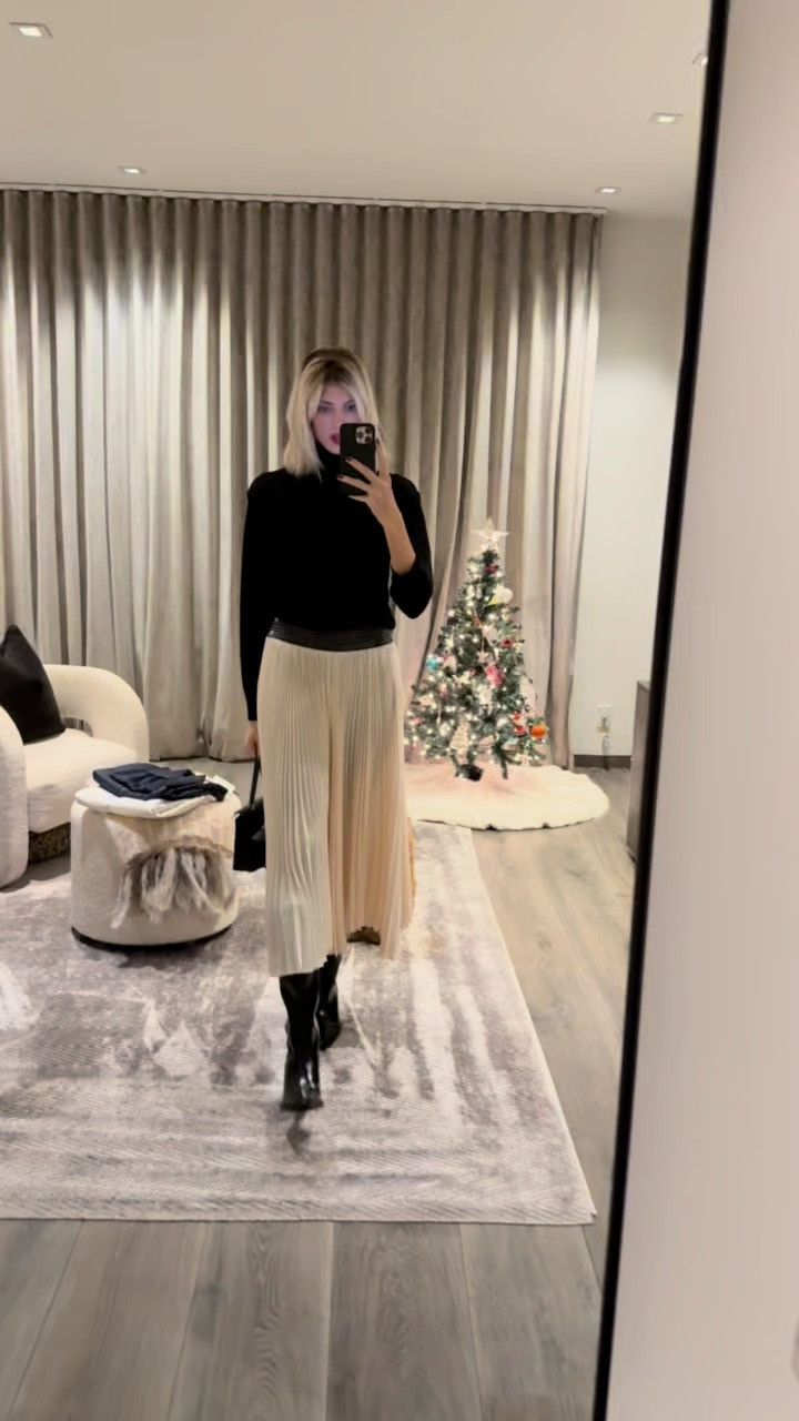 How cute is this pleated skirt?! 

 #LTKStyleTip