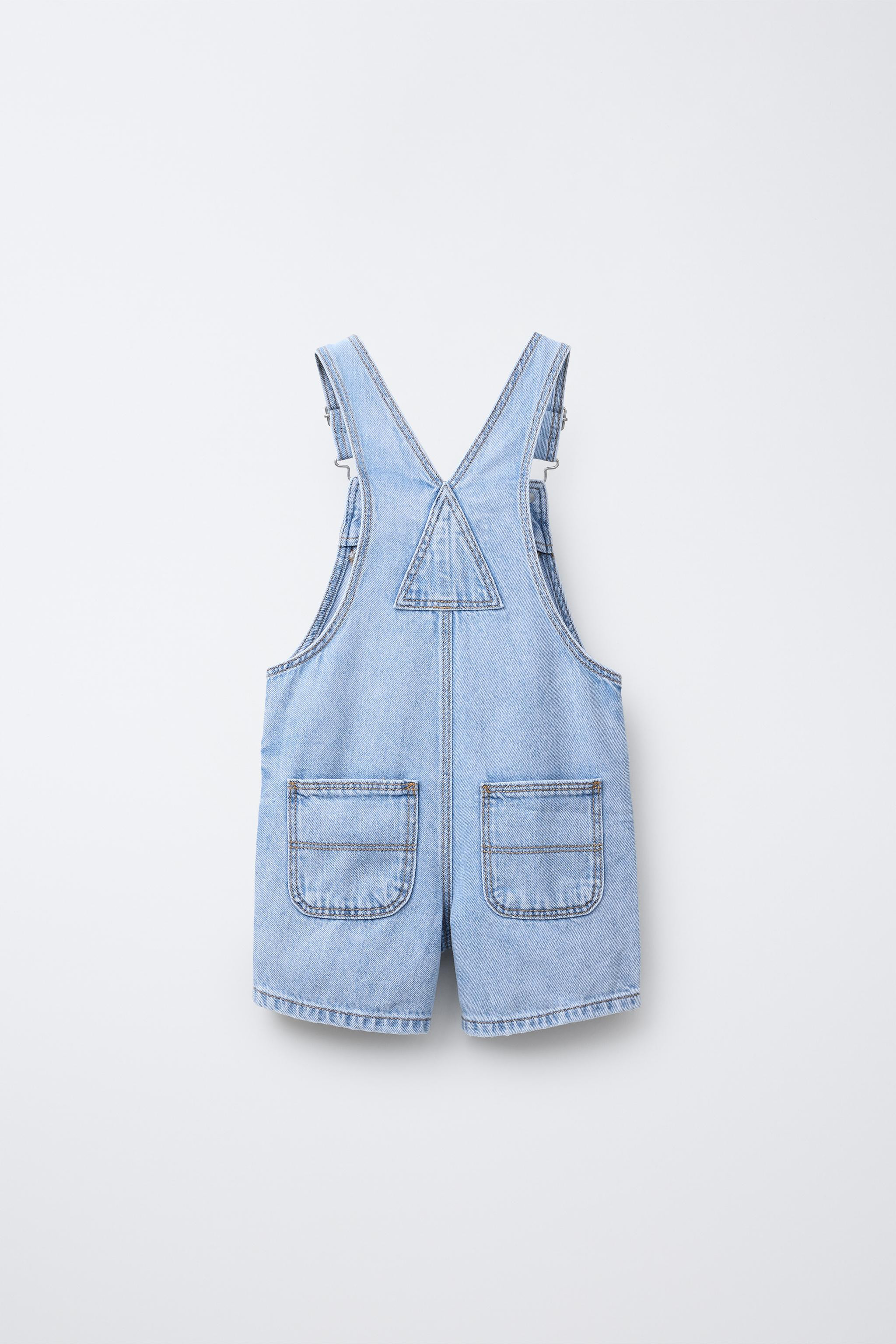 Denim overall shorts with a straight neckline and adjustable buckle straps with a front bib closu... | Zara US