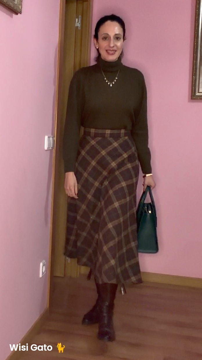 Fall vibes only. 🧸 Combinando verdes y marrones con esta maravilla de falda de Rihoas.

Recuerda que tienes un 12% de descuento usando mi código Gato12. ¡Corre a por tus favoritos! 🛒✨

#LTKeurope #LTKespana #LTKworkwear