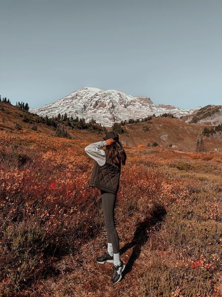 the mountains are calling 🏔️🍂🥾

everything is linked in my bio or you can shop it over on my LTK page— 
#mtrainier #mtrainiernationalpark #fallfoliage #seattlefoliage #pnwfall #washingtonstate 
