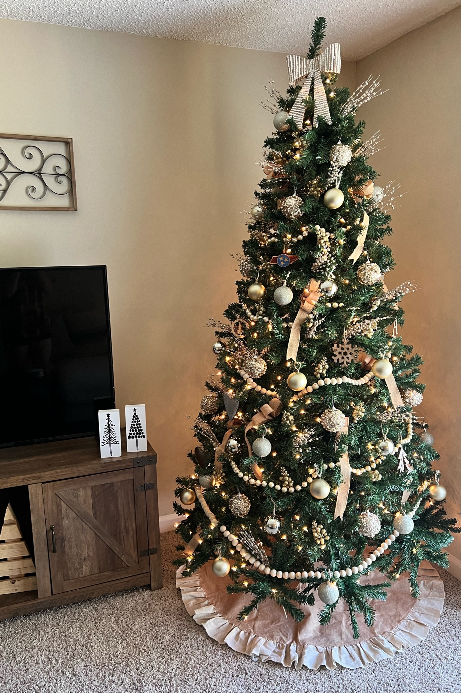 Christmas Tree Decor from Amazon 

Champagne and Gold Christmas Decorations | holiday decor | burlap bows | gold tree picks | Amazon finds | Burlap tree skirt | wood ornaments 

#LTKHolidaySale #LTKHoliday #LTKxPrime