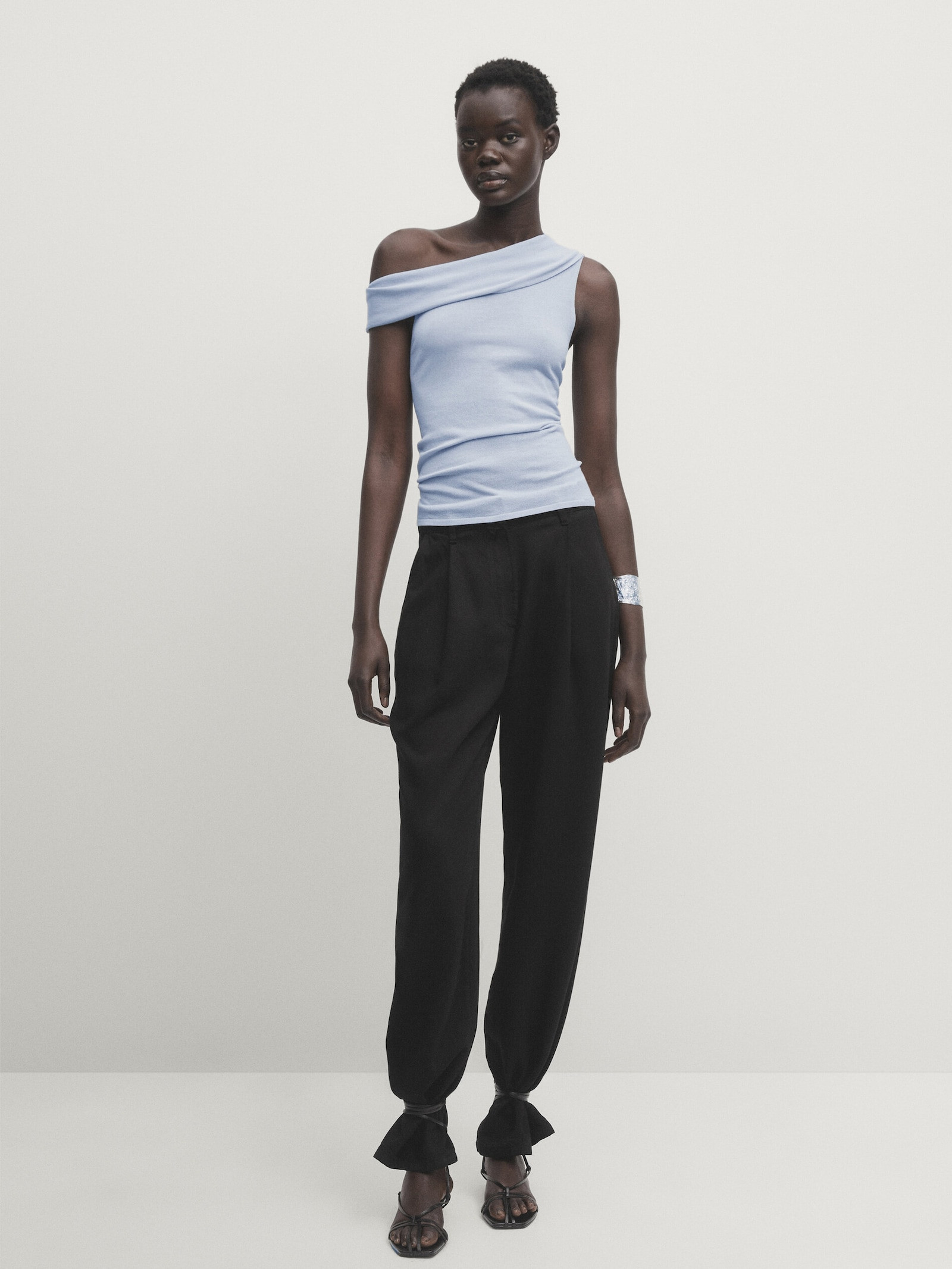 Drapiertes Oberteil mit asymmetrischem Ausschnitt | Massimo Dutti DE