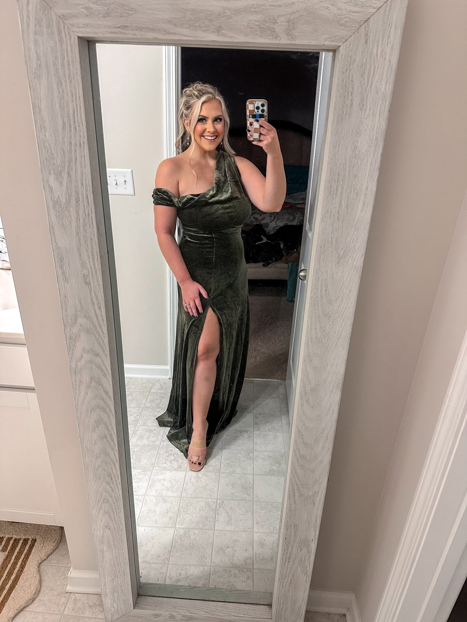 Holiday photos = complete! 💋 Velvet green, soft waves, and a glowy Tarte face — the dream combo for festive nights out. Linked my full glam lineup + this dress that feels like pure luxury 🎁 #HolidayGlam #HolidayStyle #UltaBeauty #TarteCosmetics #T3Micro

#LTKHoliday #LTKSeasonal #LTKGiftGuide #LTKHoliday