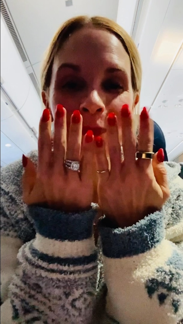 Perfect event ready nails on done on a plane?!! It IS possible! Olive&June no glue press-ons to the rescue! No mess, no smell, you’ll be the envy of every flight attendant. Watch how easy it is. Avail in a slew of shapes and colors and patterns!

#LTKbeauty #LTKtravel #LTKVideo