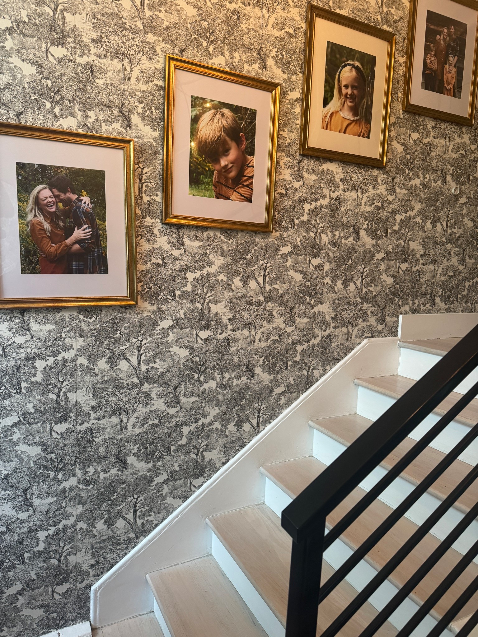 Stairwell Glow-Up: Gallery Wall Edition 💫
Wallpaper? ✔️
Gold frames? ✔️
Painted stairs with character? ✔️
This space proves even stairwells deserve to shine. Linking the exact wallpaper, gold frames, and similar paint picks so you can recreate the look at home. Timeless, warm, and just a little bit bold.

✨ Tap to shop all the details on LTK!

#LTKhome #EntrywayGoals #GalleryWall #WallpaperLove #ModernClassic #HomeInspo #StyledStairs #LTKinterior #BoldNeutrals #GoldFrameGallery #PatternPlay


#LTKStyleTip #LTKHome #LTKU