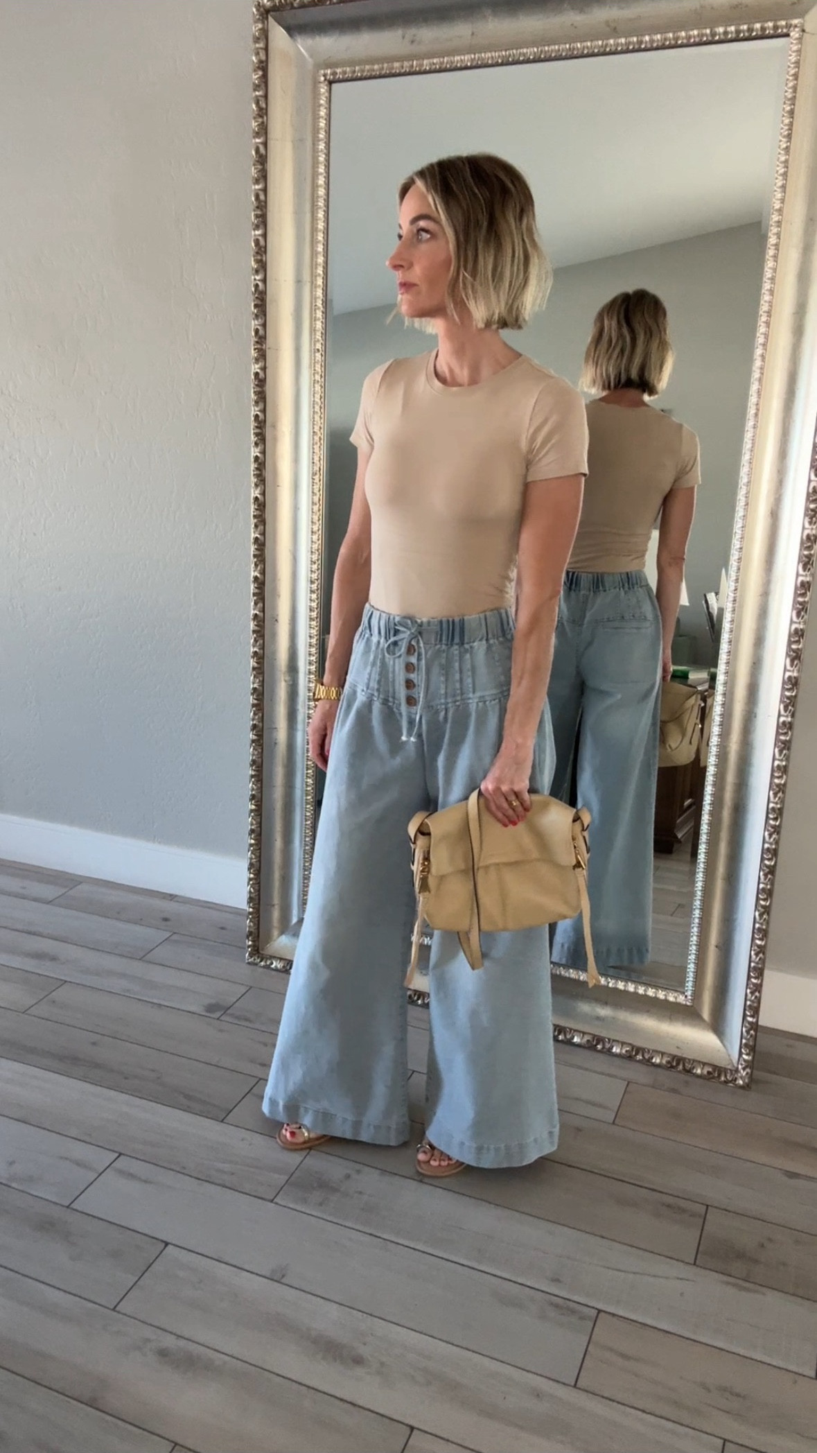 I’ve been on the hunt for a new everyday bag that could level things up—without losing the crossbody style I rely on.
My checklist?
✔️ Hands-free crossbody
✔️ Pockets for days
✔️ Can dress up or down depending on the day

Enter this Amiee Kestenberg beauty 🙌🏼
I’ve been using it for over a week now and honestly? I’m more obsessed than when I unboxed it. The leather feels premium, the design is thoughtful, and it’s that perfect blend of style + function.

It’s officially time for a purse glow-up—and the best part? This one looks like a splurge but isn’t. 👏🏼
#ad - but not really because I’m a customer til the cows come home.

#AmieeKestenberg #BagUpgrade #DoingGreatToday #EverydayStyle #CrossbodyGoals