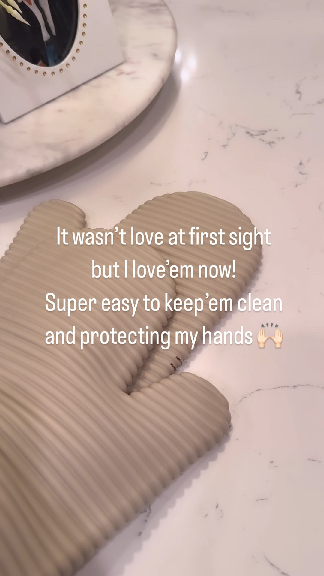 KitchenAid Ribbed Soft Silicone Oven Mitt Set, 7"x13", Milkshake 2 Count

DURABLE, HEAT RESISTANT SILICONE - The Kitchen Aid Ribbed Soft Silicone mitts are heat resistant up to 500 degrees Fahrenheit to safely shield hands from the heat while cooking and handling hot pans and dishes.
#kitchenaid #kitchenmusthave #kitchenessentials 

#LTKHome #LTKFindsUnder100 #LTKGiftGuide