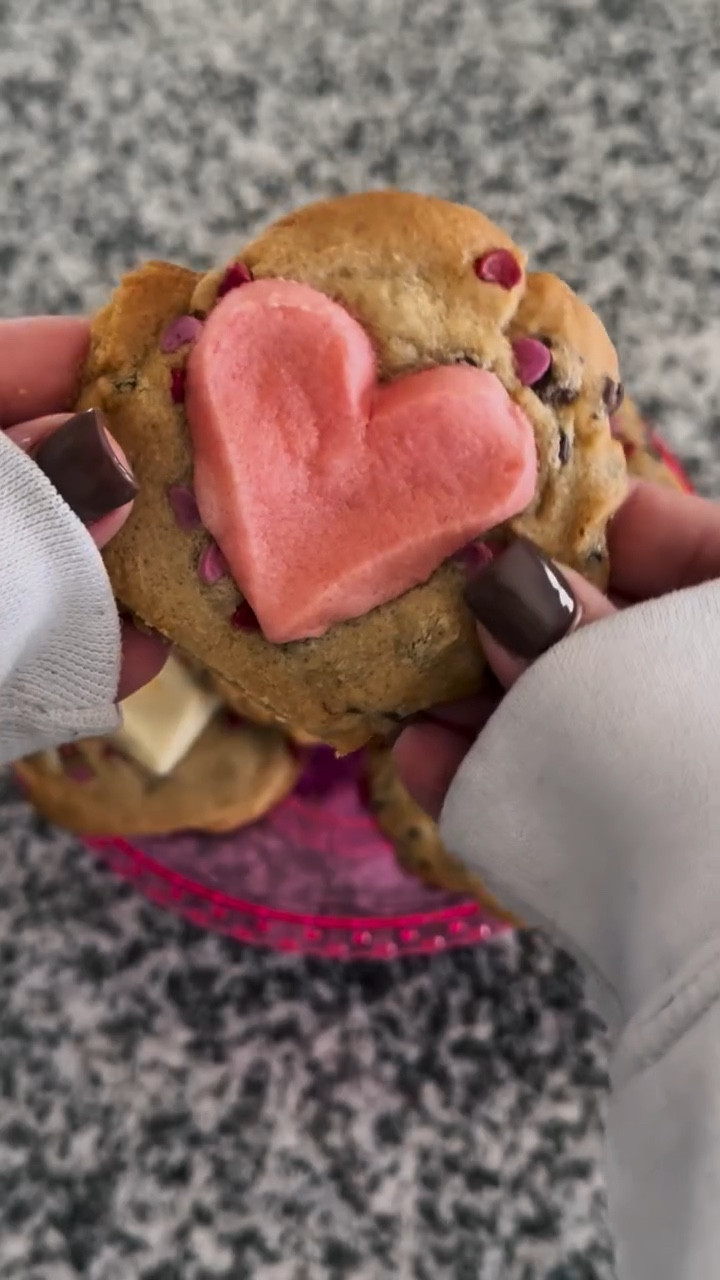 Valentine’s Day cookies 🩷🍪✨ #asmr #ValentinesDay #pinkaesthetic #desserttiktok #sweettreats @nestletollhouse @pillsbury