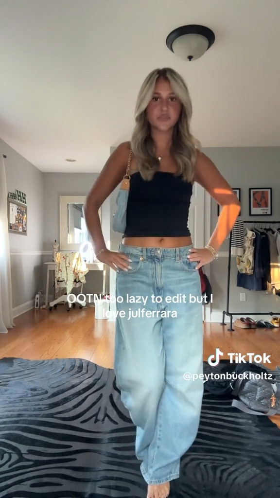 Aritzia tube top black white comes in more colors-great core piece 🖤🤍

#LTKStyleTip