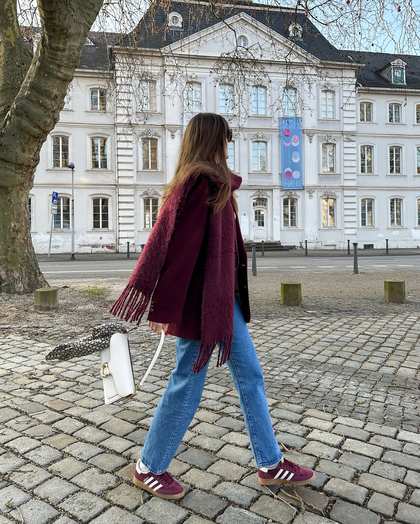 Casual meets chic 🍷✨ A pop of burgundy to keep it cozy  paired with sneakers for a laid-back winter stroll 👟
Un autre look avec les petites Adidas Spezial (qui sont carrément plus confortables que les Samba d’ailleurs) pour une petite balade en ville 👟

#bordeauxstyle #winteroutfit #chicandcasual #winteroutfitideas #parisianstyle #casualchicstyle #everydayoutfitideas #adidasspezial