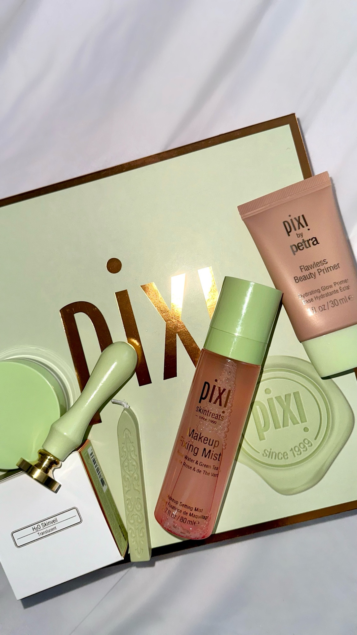 I haven’t been able to put down this Pixi Beauty Makeup Fixing Mist on my light no makeup, makeup days. If you have dry skin like me pairing it with their H2O translucent powder and beauty primer is the recipe for nice glowly skin, I’m always trying to achieve in this dry cold Canadian weather.

It’s been so good to have a good alternative to my Charlotte Tilbury setting spray. 

#LTKSeasonal #LTKbeauty #LTKhome