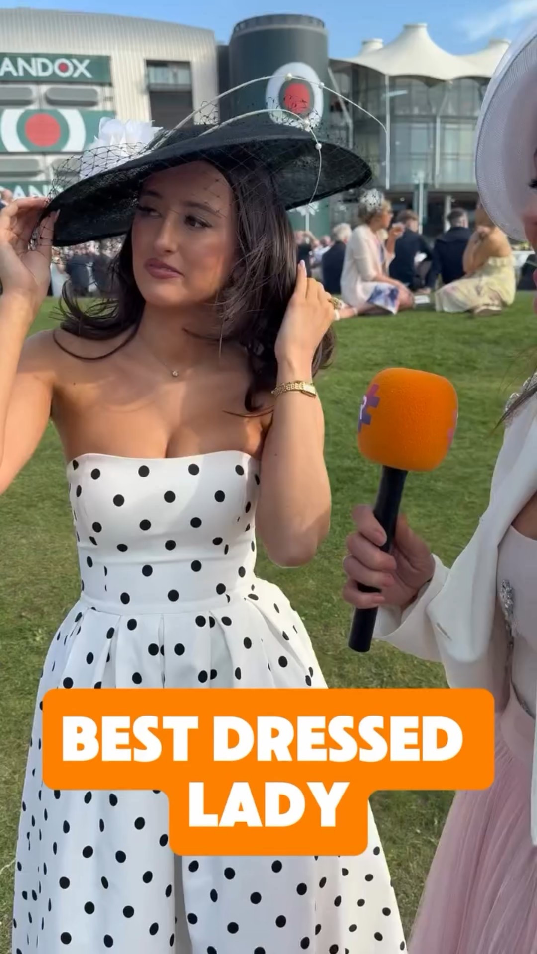 This stunning lady picked up the best dressed prize at the style awards 🏆

#Raceday