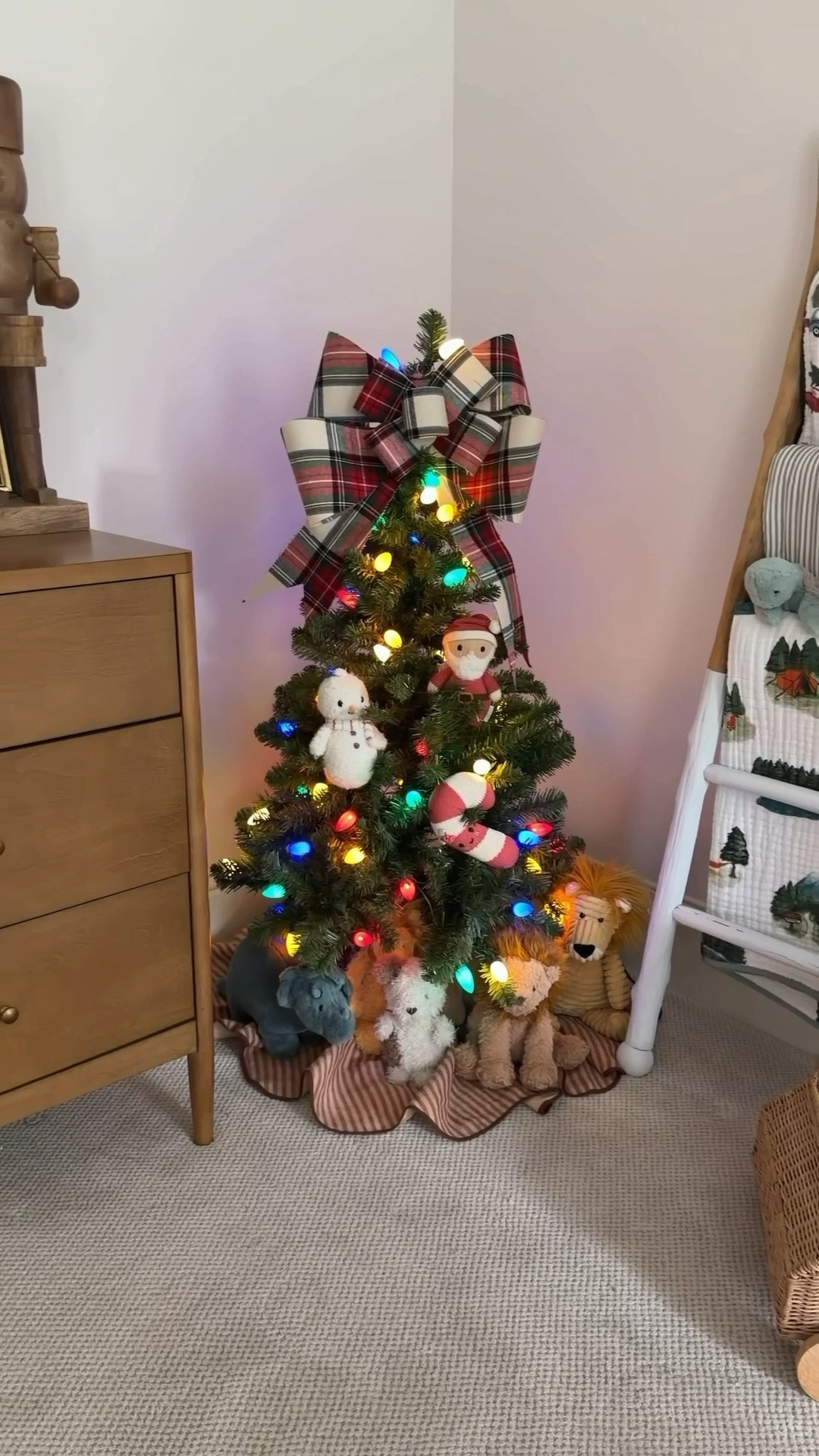 There’s just something so sweet about a little Christmas tree in their room 🥹🎄✨ Their own little bit of Christmas magic to fall asleep to every night. And those colorful lights bring back all the childhood Christmas nostalgia. This one couldn’t be more perfect. 🤎