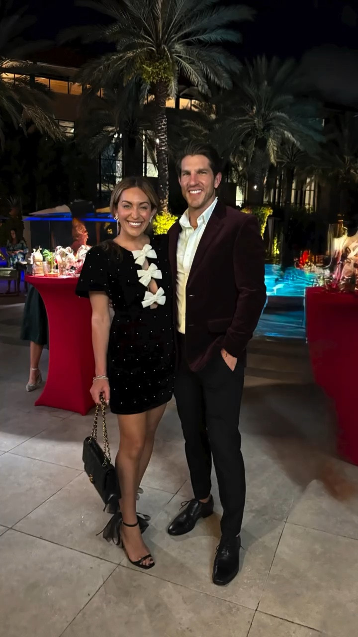 ✨ Holiday magic has officially arrived @hiltonwestpalmbeach ✨🏝️
@michaelvincentd came to Jingle & Mingle at their brand-new festive pop-up bar and it’s every bit as cozy, twinkly, and fun as it sounds. 🤩🎅🏼🧑🏼‍🎄

Think: holiday cocktails, charcuterie, s’mores kits by the fire, live music, and the cutest poolside setup under the stars. The perfect mix of seasonal vibes and Florida winter. ❄️🌴🔥🍫

Jingle & Mingle opens this Friday and will run November 28th to January 3rd every Thursday–Saturday from 5–9 PM. Bring the whole family, make it a date night, or grab your girls — there’s something for everyone (yes, even kid-friendly treats!) 🎁 

If you’re looking for a festive night out this season, this is the spot. 🎄✨ #hilton #hiltonwestpalm #jingleandmingle #buzzagency #momgirlblog #palmbeach #palmbeachbloggers #palmbeachinfluencer #ugccreatives #spokeswoman