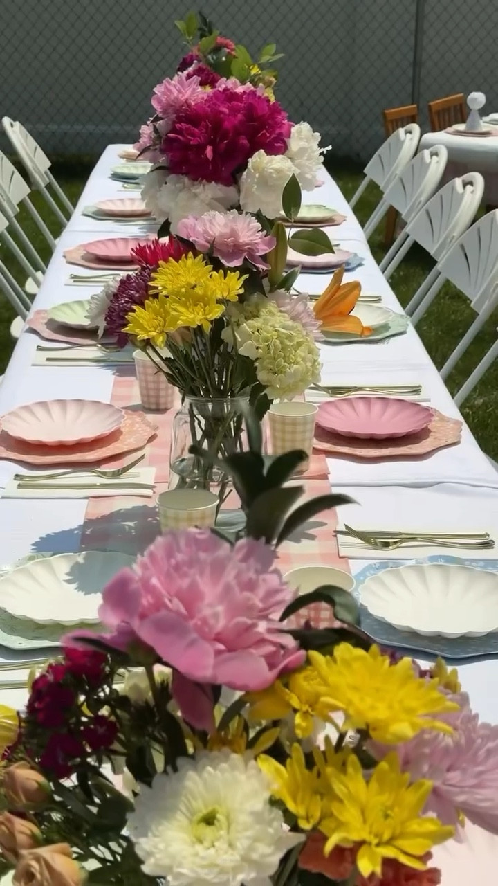 The sweetest picnic for our baby 💗

Balloon & backdrop: @honeyjamesevents 
Cookies: @juliemichellecakes 
Content creation: @tohaveandtopostweddings 
Cake: @marianosmarket 
Food: @portilloshotdogs 

#firstbirthday #firstbirthdayparty #firstbirthdayideas #girlmom #birthdaydecor