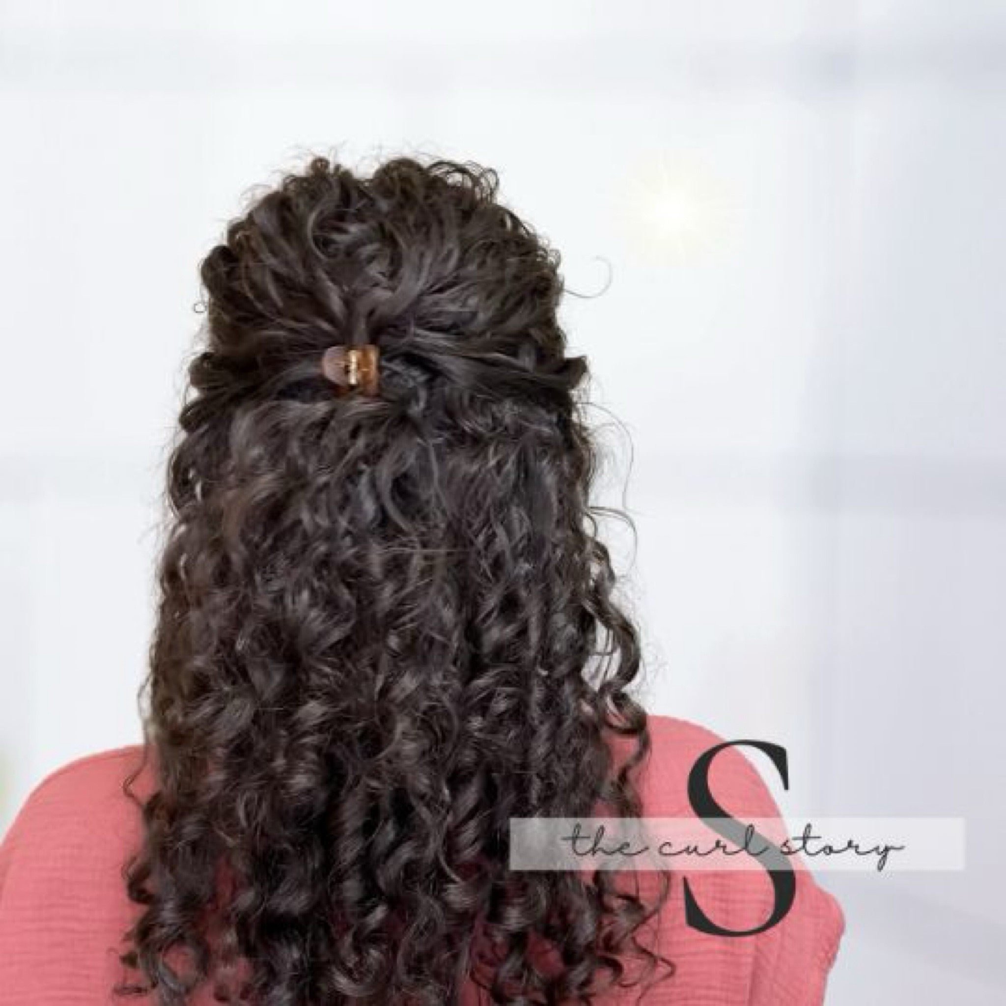 Tiny claw clip half-up hairstyle. Curly hair approved. #theCurlStory 

#LTKStyleTip #LTKBeauty