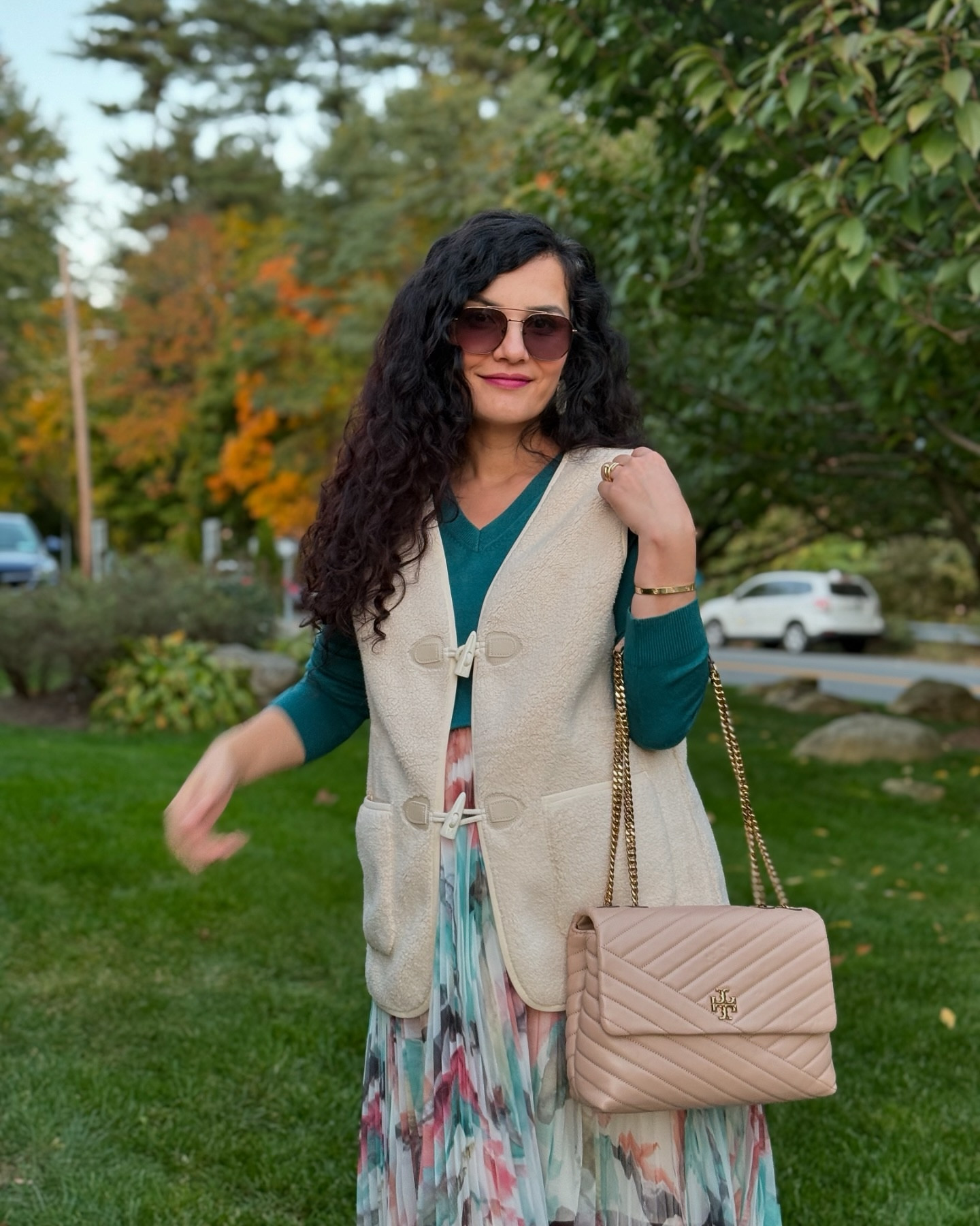 Cozy vibes and cuteness overload in my favorite sherpa vest! Perfect for chilly days. 🖤🤍

#StyleGoals #CozySeason #fallfashion #autumnvibes🍁 #vest #amazonfinds #affordablefashion #outfitoftheday #fall