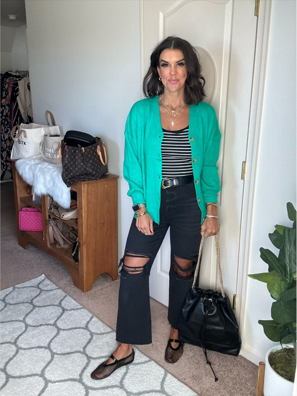 Cardigan on promo until 11/8

32% off Code: 32I2H3IF 
+ 20% Coupon
Only $14.39!

#LTKSeasonal #LTKFindsUnder100 #LTKSaleAlert