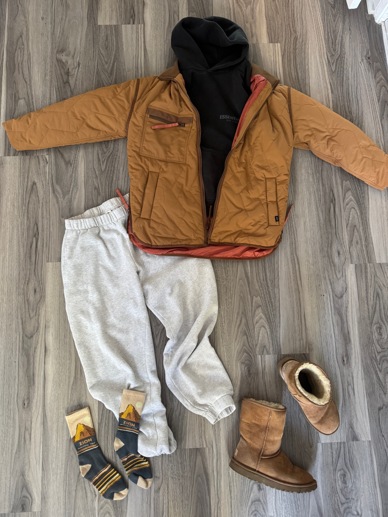 Winter Camping Outfit | Cozy Vibes | Comfy Clothes | Baggy Sweats | Oversized Coat | Outdoorsy