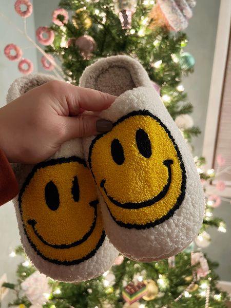 #smileyslippers
#womens
#winter
#amazon

#LTKunder50 #LTKSeasonal #LTKshoecrush