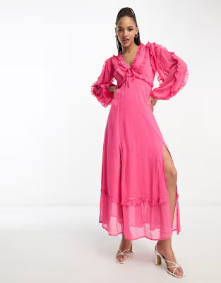 Miss Selfridge – Maxikleid in Pink aus Dobby-Chiffon mit Rüschen | ASOS (Global)