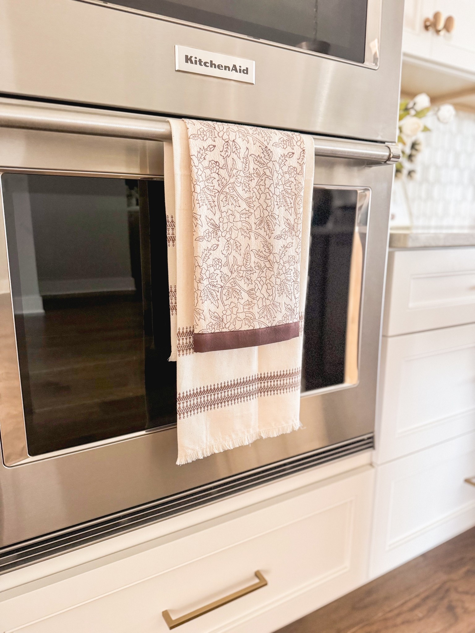 It’s the little details that make a kitchen feel finished
—like a pretty patterned tea towel that looks just as good as it is functional.

Neutral tones? Check.
Subtle texture? Yep.
Adds charm without clutter? Always.

Saving this soft kitchen moment for all my neutral-loving friends!
Follow for more everyday styling inspo you can actually recreate!

#kitchenstyling #neutralhome #kitchendecor #homeaesthetic #modernclassic #kitcheninspo #neutralstyle #kitchenupdate #simpledecor #styledspaces #kitchentowels #kitchenorganization #homeinspo #kitchenlove #affordablefinds #kitchenvibes #warmminimalism #interiordetails

#LTKFindsUnder50 #LTKWatchNow #LTKHome