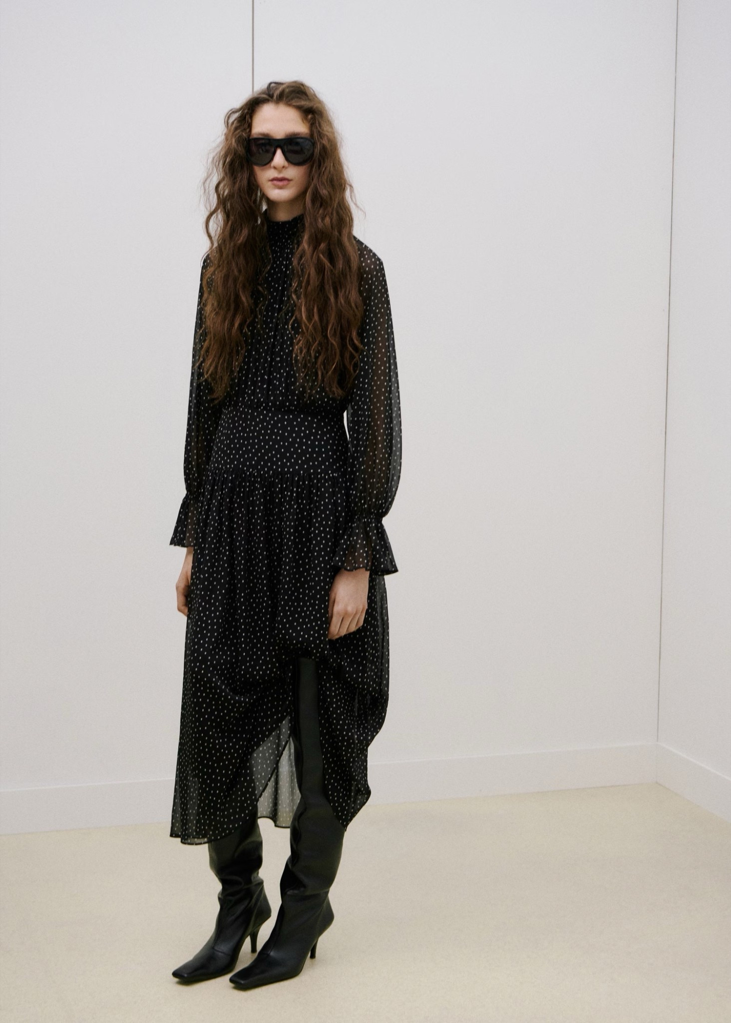 Loving the spring dresses from Mango. This black midi dress is the perfect mix of chic and effortless. Featuring a flowy silhouette with subtle detailing, it pairs beautifully with knee-high boots for a polished, everyday look. A timeless outfit you can dress up or down for any occasion. 