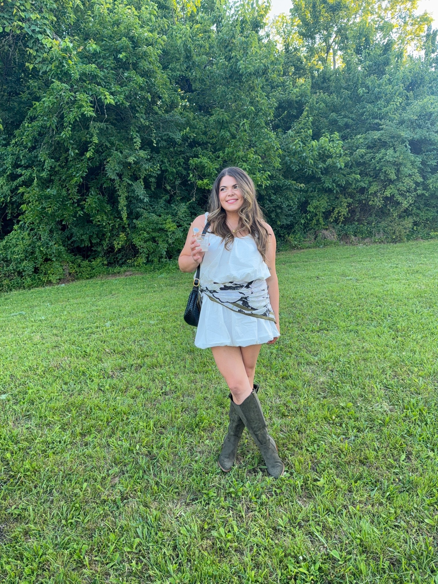 Nashville night one!!! Did we go to a rooftop and have too many drinks? Maybe….Cute with or without the scarf 🤍 country concert or state fair friendly too! Also would look cute with sandals or a kitten heel

Follow for more 🤍
#nashville #outfit #size12 #size14 #midsize