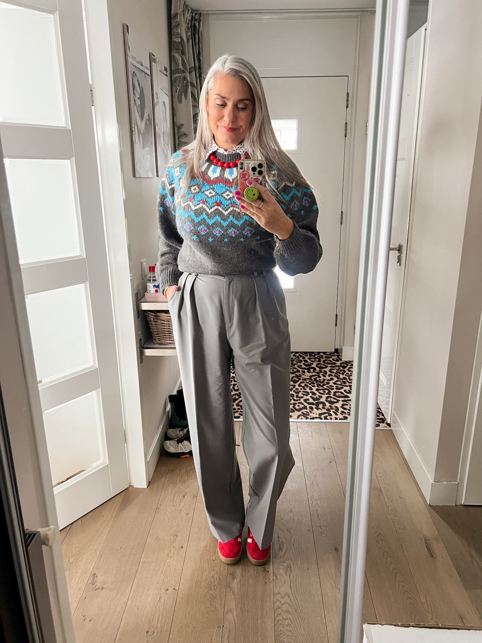OOTD - Zaterdag. Een cropped fairisle trui met goede mouwlengte (Zara sale, maat L) over een polkadot nep kraag gecombineerd met een rode kralenketting, grijze tall pantalon (maat 42) en ride suède sneakers (tts). 



#LTKnederlands #LTKeurope #LTKwinter