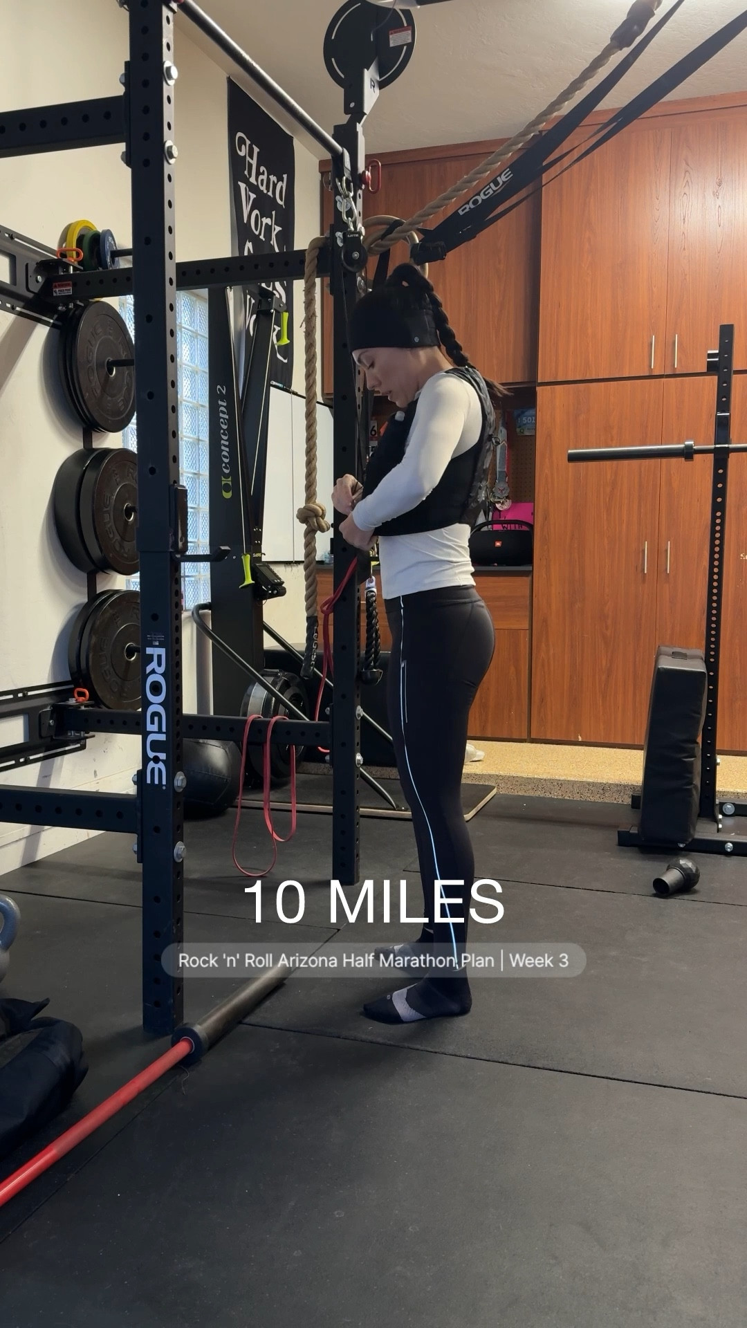 Last long run of 2025!!! Let’s get after it! 10 miles to and the year. Sharing what I wore in this video! 

Lululemon headband 
SHOKZ headphones 
Walmart pullover size XS 
Athleta leggings size XS 
Adidas adizero running shoes 
Salomon running vest 



#LTKdayinmylife #LTKfitnessgoals #LTKmorningroutine