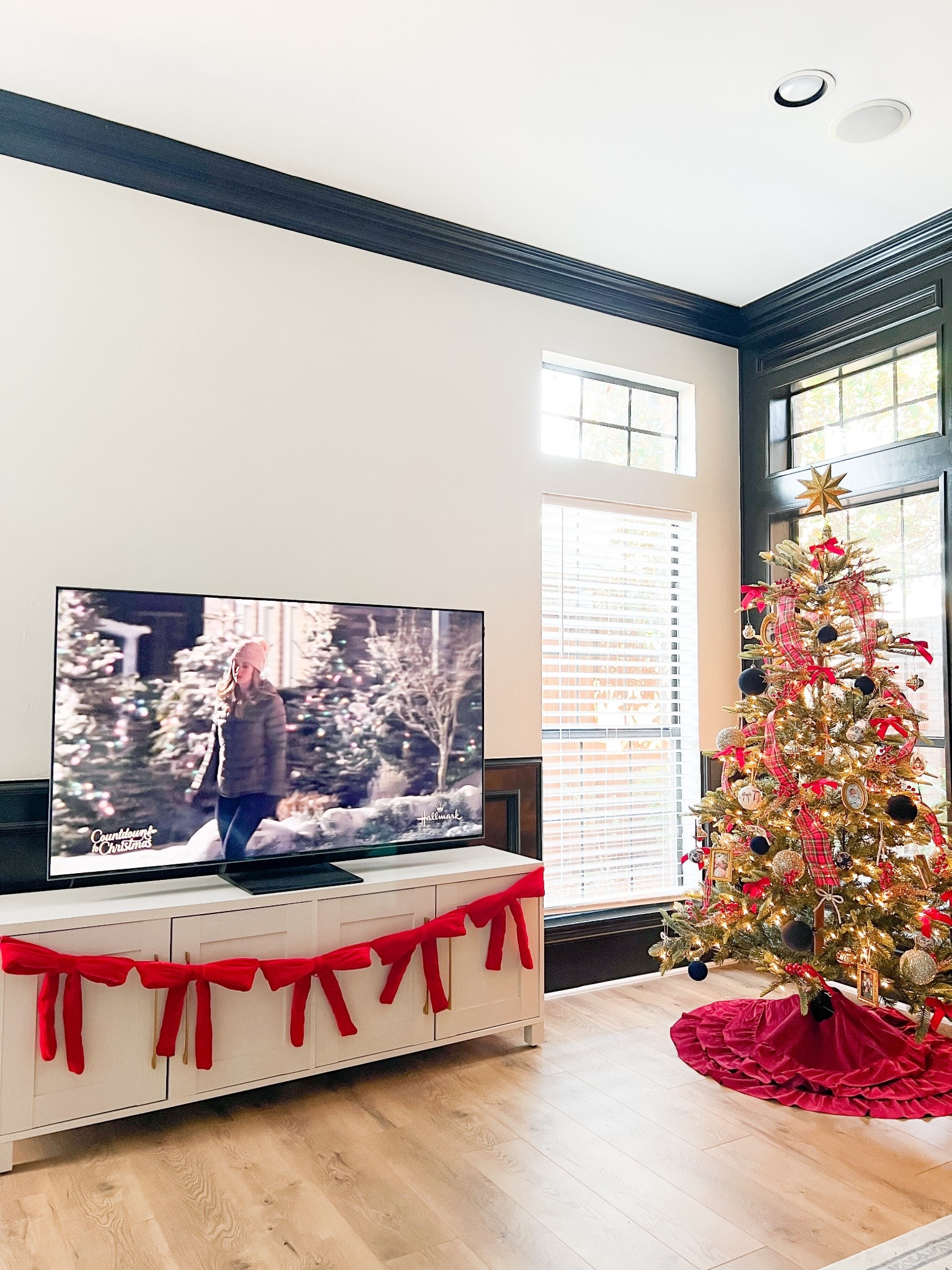 My living room Christmas decor 🎄❤️🎀 

Classic Christmas decor, Ralph lauren Christmas, red velvet, bow garland, 6.5’ Christmas tree, affordable Christmas tree

#LTKHoliday #LTKHome