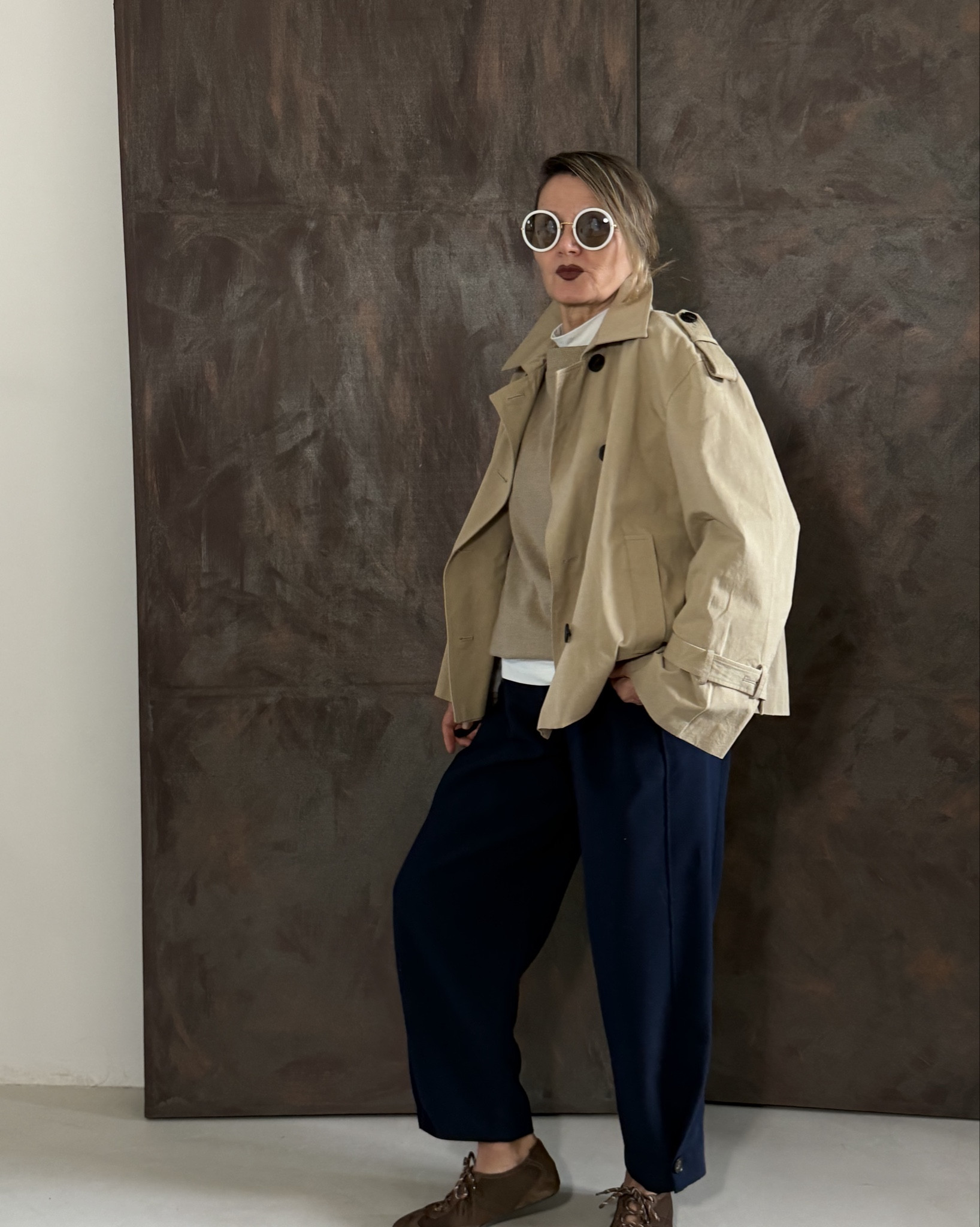 Dailylook von stilblock mit Balloonhose und Trenchcoat-Jacke 
Kombination in dunkelblau mit beigefarbenen 

#LTKSpringSale #LTKootd #LTKPetite