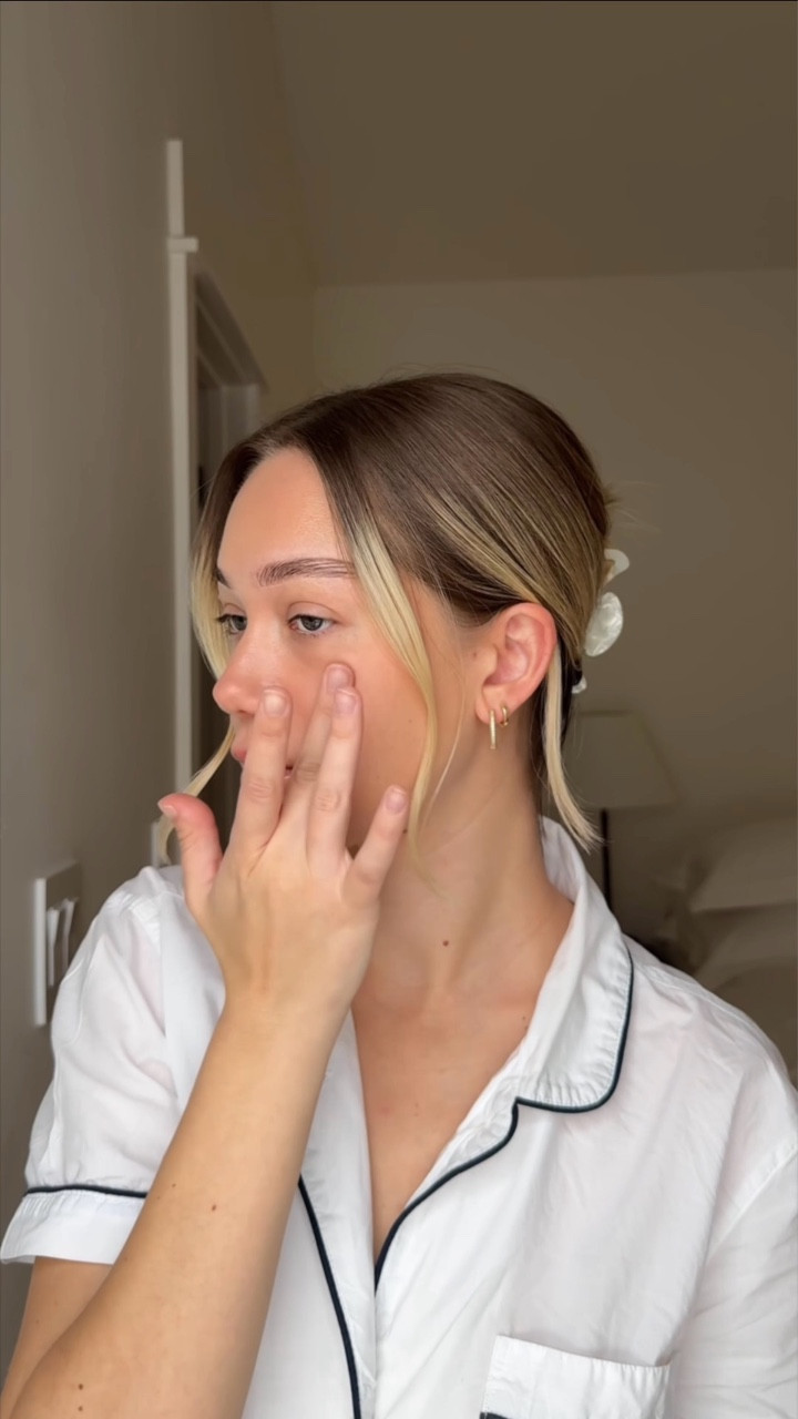 my everyday 5 minute (mom) makeup routine ✨ 
Skin tint: shade ORA
Concealer: shade HOLLY
Blush: Whisper 
Lip liner: Neutral Beige
#makeuproutine #nomakeuplook #grwm #naturalmakeup