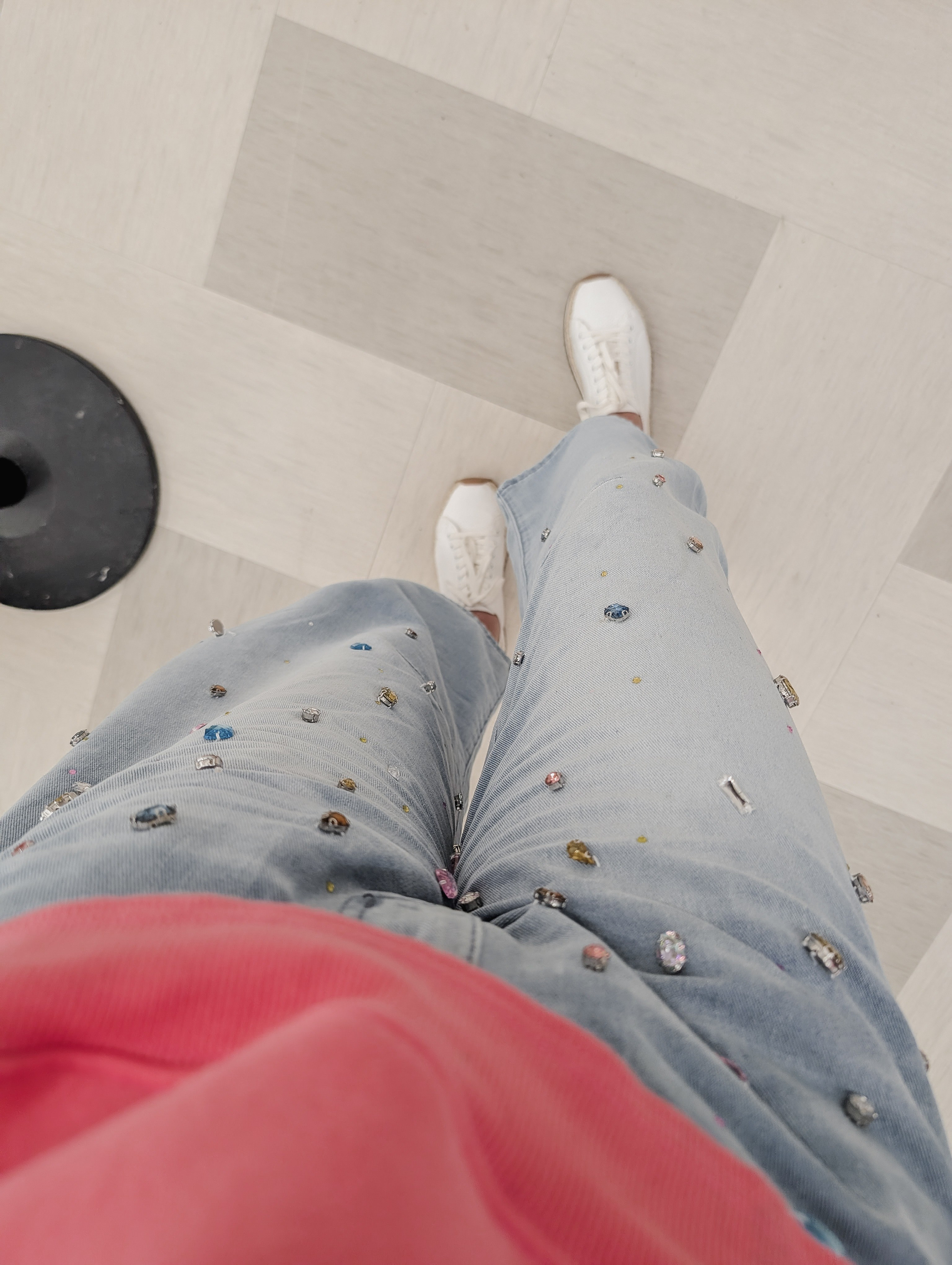 Simply obsessed with these jeans! Bedazzled in gems and barrel cut?! Yes, please! 

#LTKootd #LTKMidsize #LTKTall