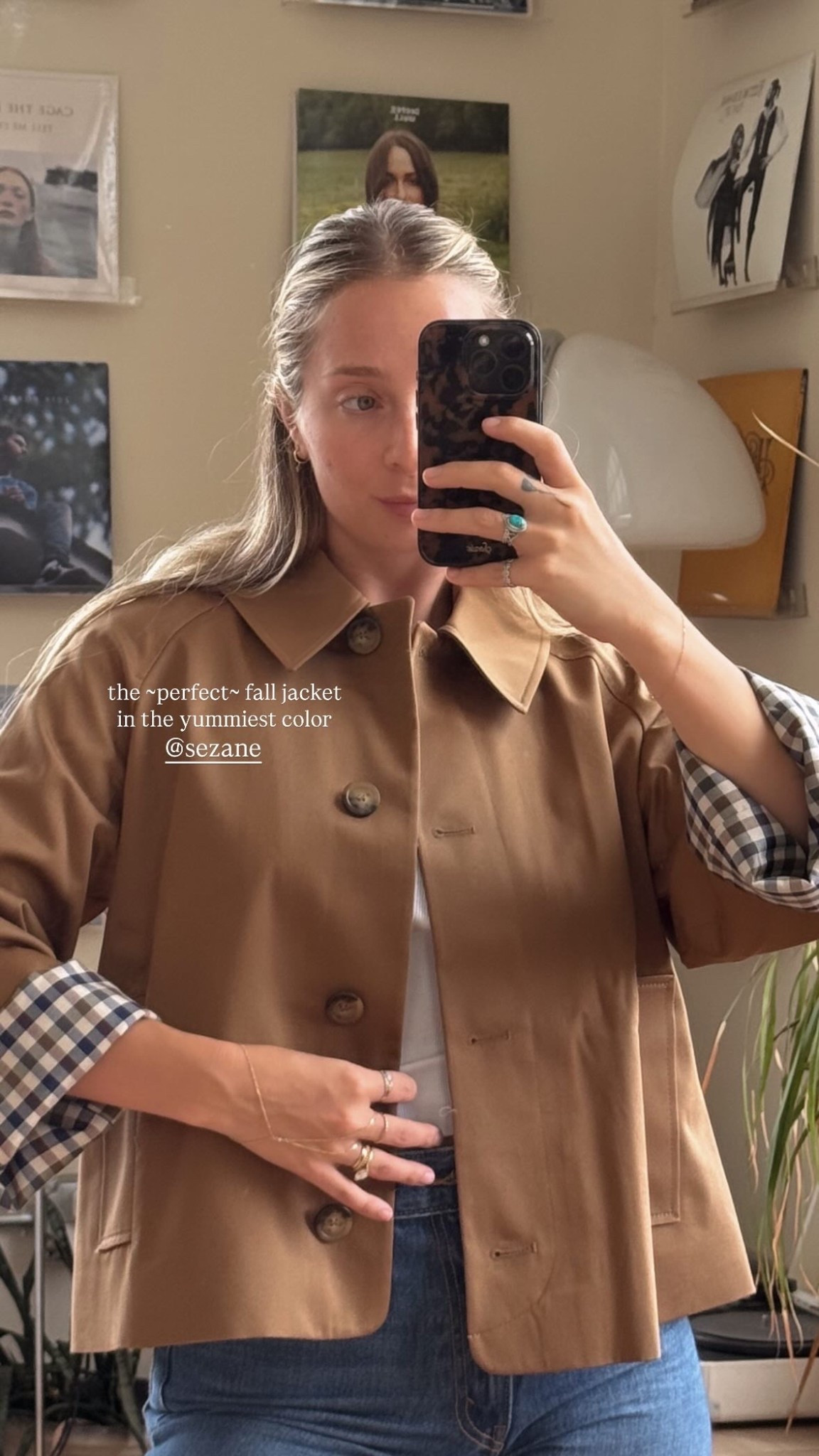 Cropped trench coat with gingham lining? Basically all I've ever wanted for fall ☕️🍁🧥
This is the Bobby in 'camel' from Sézane! 