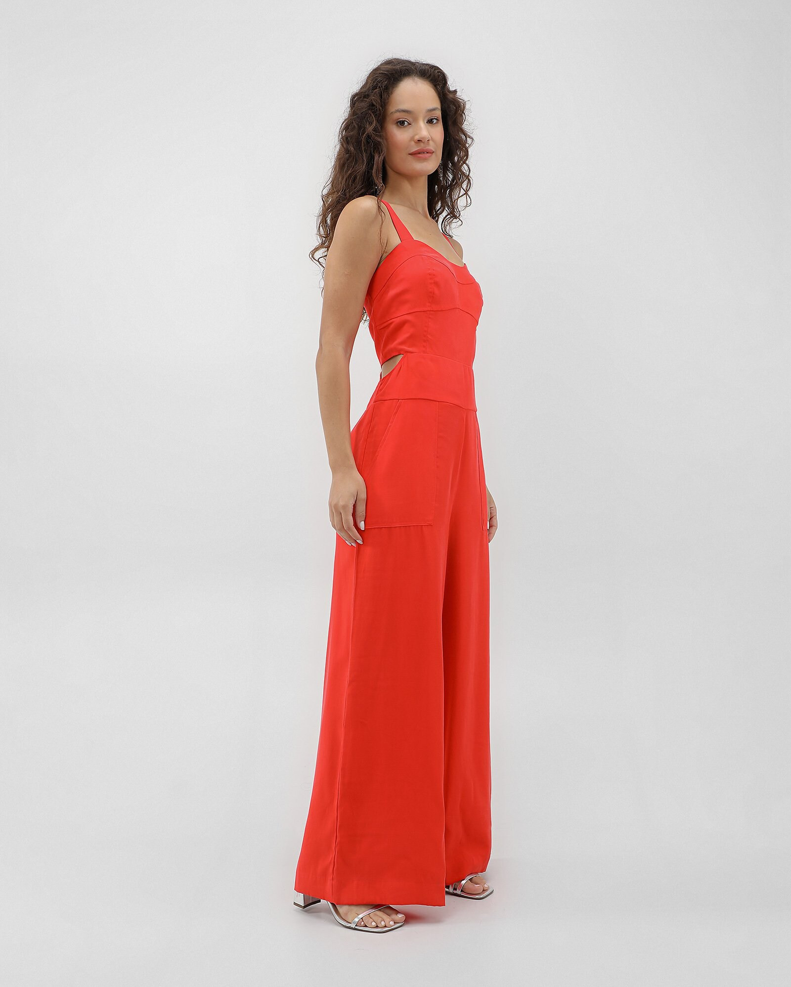 Macacão feminino pantalona com recortes vermelho | AK by Riachuelo | Riachuelo (BR)