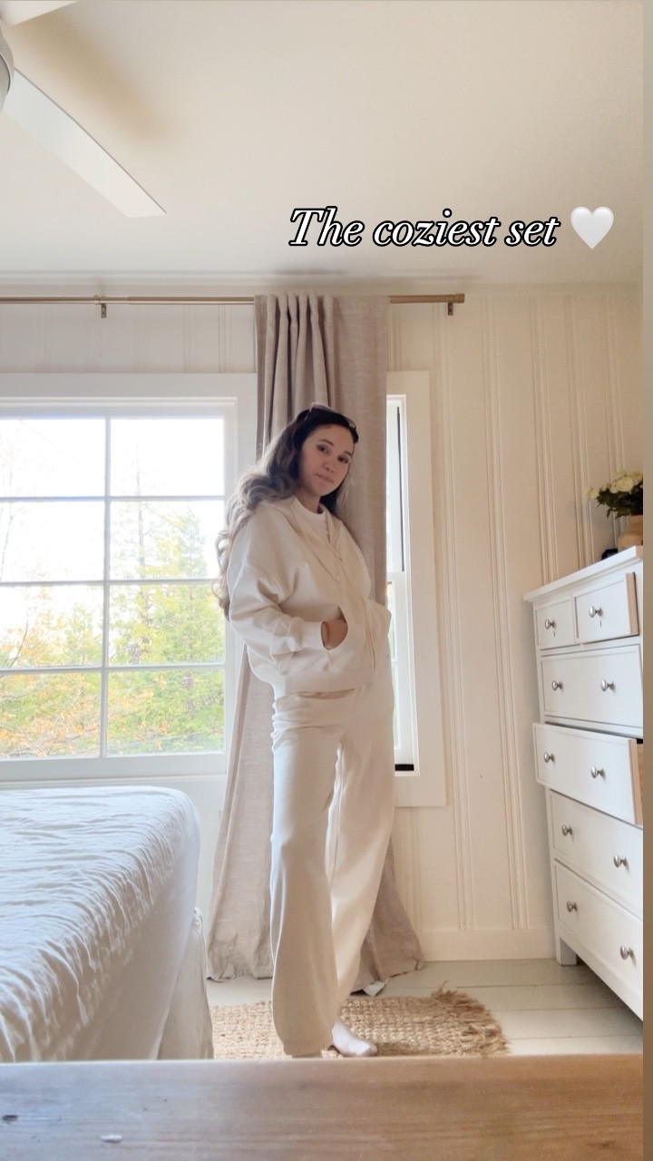 A cozy set for all the cozy vibes ☺️


#victoriassecret #giftsforher #giftguide 

#LTKHoliday #LTKCyberWeek #LTKGiftGuide