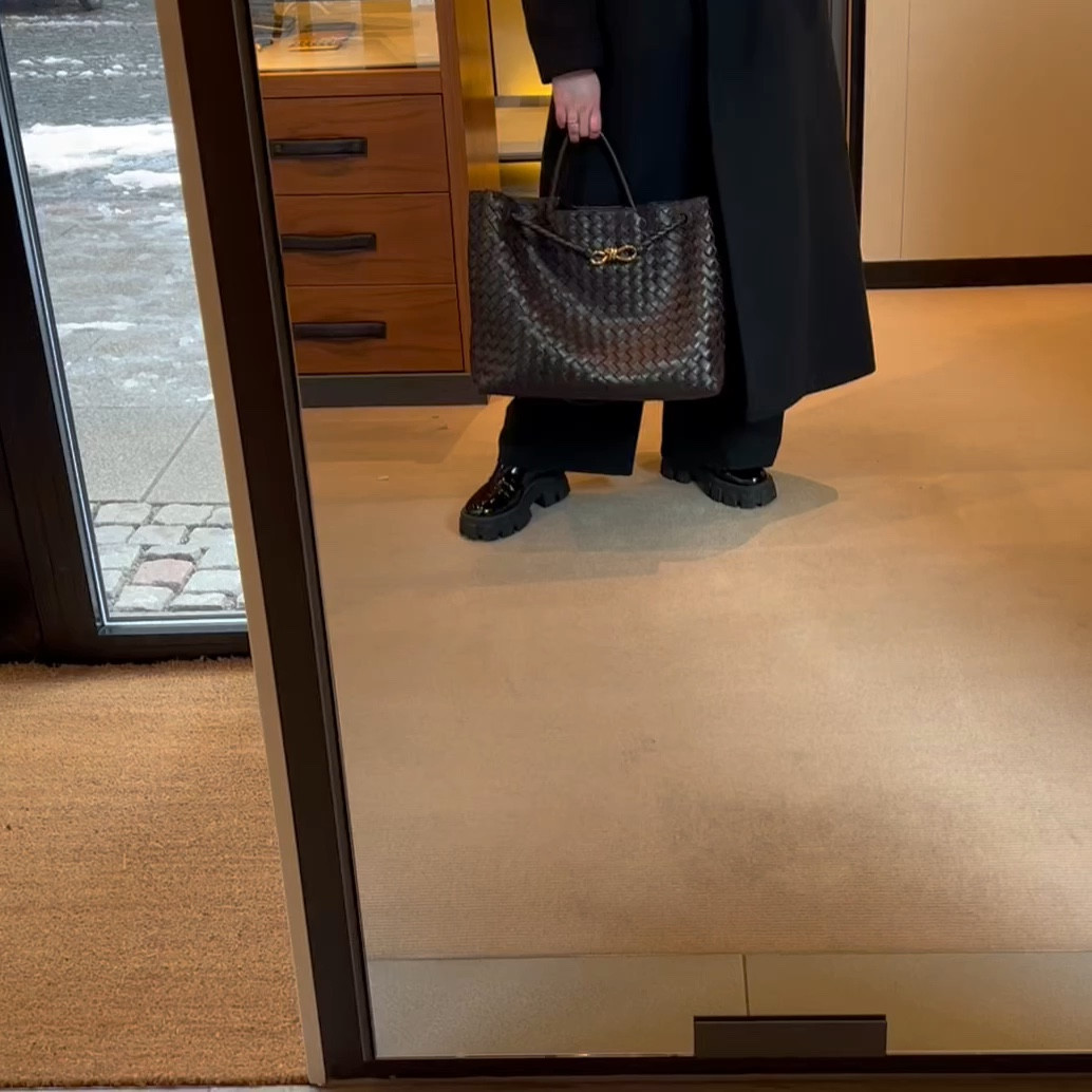 New bag alert! Andiamo from Bottega Veneta😍

#LTKFind #LTKstyletip #LTKitbag