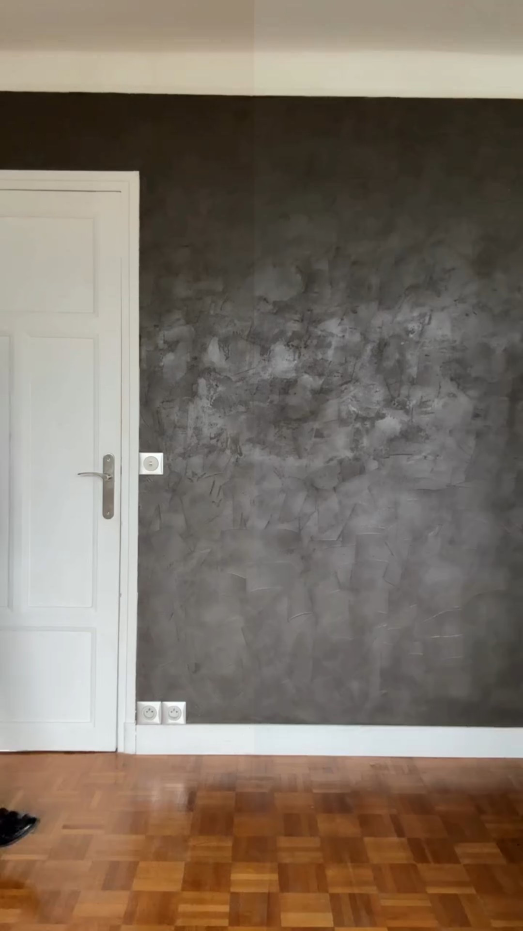 La couleur d’un collant peut totalement changer un look.
On pense souvent que c’est un détail, alors qu’il influence l’allure et le rendu global d’une tenue. Ici, même look, même denier, mais deux couleurs différentes : collant noir vs collant marron. L’effet n’est clairement pas le même.

👉 Lequel tu préfères ?

#LTKwinter #LTKmodest #LTKstyletip