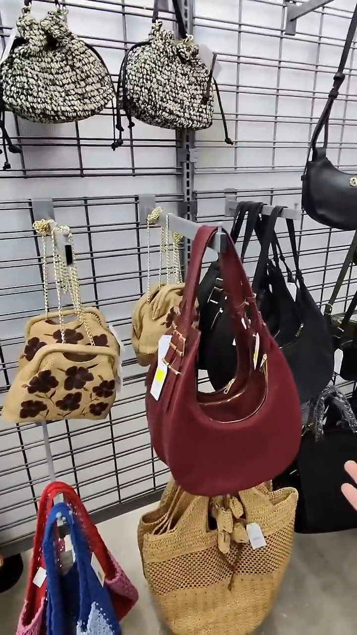 Walmart Time and Tru bag almost gon and only $5.50! Don’t miss it. Large nice size hobo!