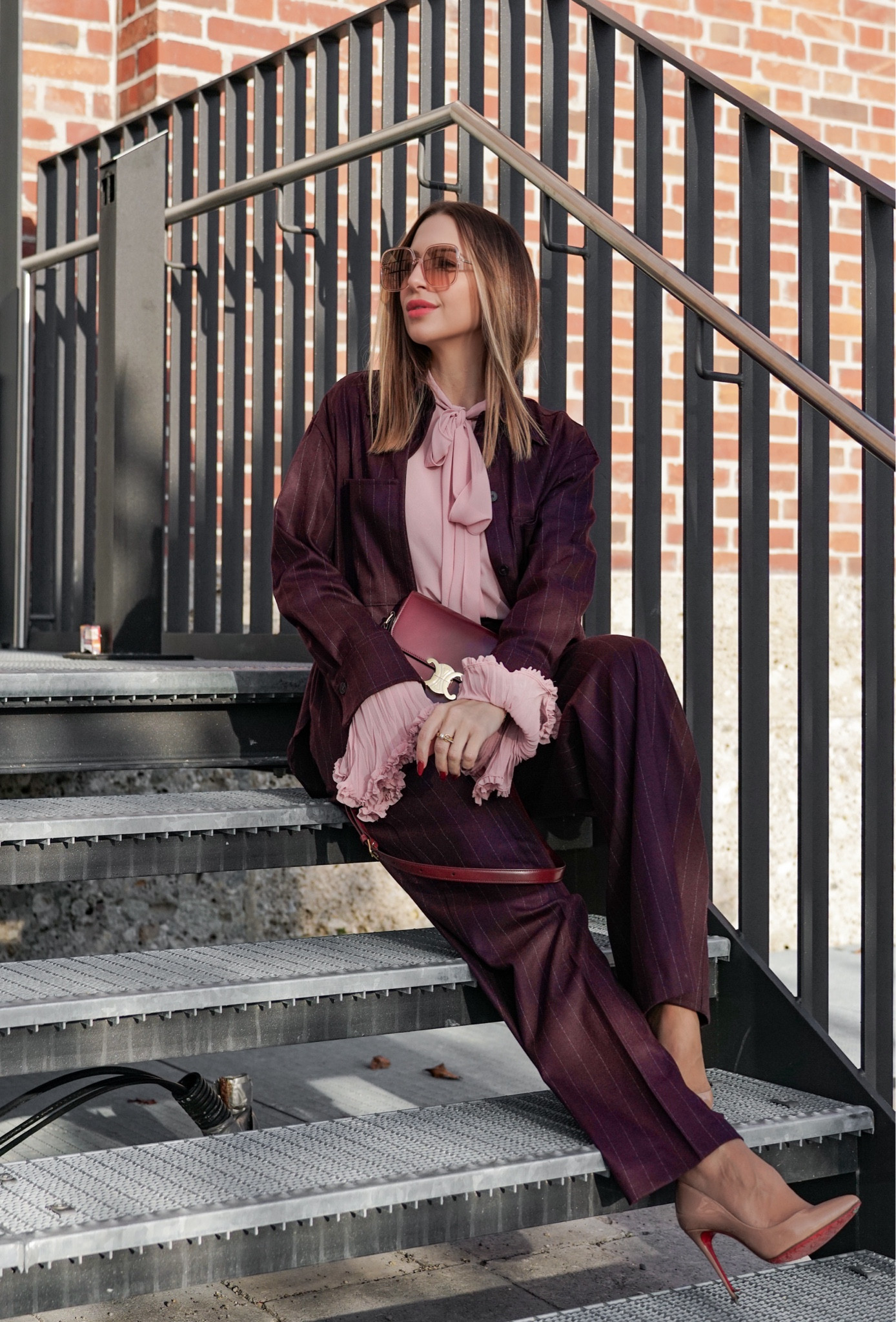 Casually sitting around in the color of the season 🍇



*Werbung*
Weinrot & Burgundy Nuancen liebe ich schon immer und in dieser Saison gibt es endlich eine richtig tolle Auswahl 👉🏻 hier in wide leg pants und passendem overshirt kombiniert mit femininer Bluse 🍇🩷 



#louboutin #suit #octoberstyle #fallstyle #falloutfit #herbstlook #burgundy #burgundystyle #pink#pinkblouse #celine #celinebag #weinrot




#LTKdeutschland #LTKautumn #LTKstyletip