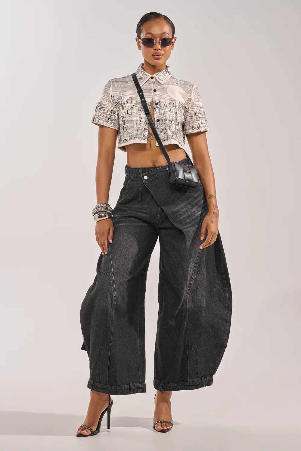 IZZY RELAXED DENIM IN BLACK WASH | AKIRA