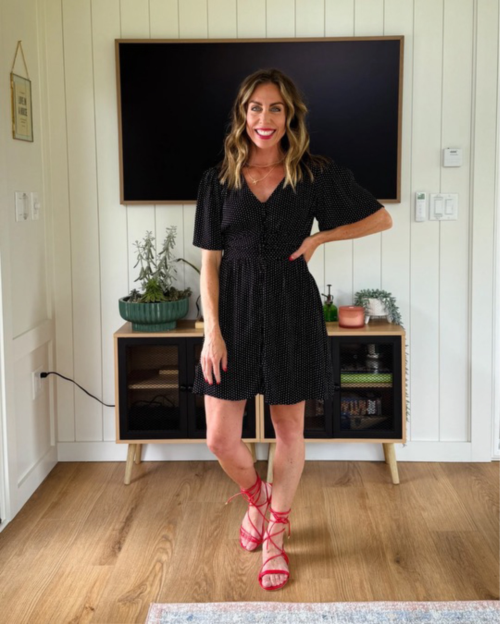 M has shared this adorable dress in blue and I liked it so much, I bought it in black! The polka dots are cute and feminine and the material is oh-so comfortable! 💕🙌🏻🎯
.
.in an xs 