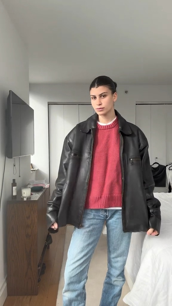 Another fit
#OOTD #outfit #fashioninspo #nyc #newyorkoutfitidea #redsweater #crewneck #red #vintagevibes #fitcheck #bun #falloutfit #jeans #denim #slickback #nycdiaries #autumn #fall #elderstatesman 