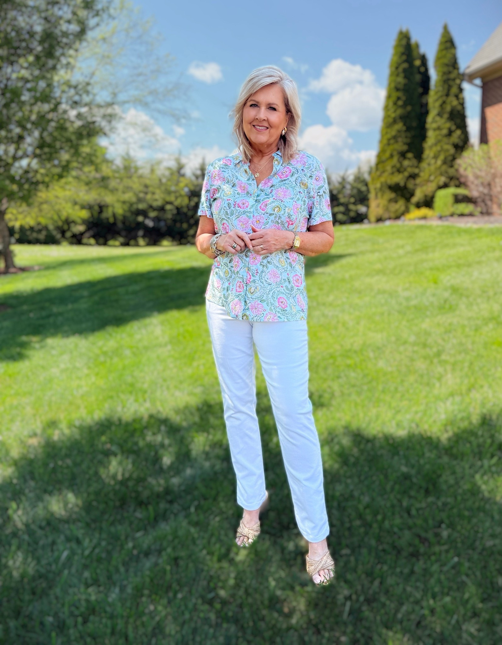 This aqua floral button down shirt is dreamy! It has a relaxed fit that skims the body without clinging to hide “troublesome” areas. And, these denim pants are thick enough to hide everything while smoothing you out. 
@kohls #kohls #kohlspartner 