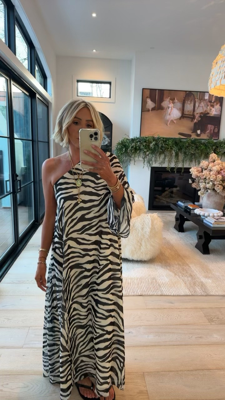 This dress.. for your next warm weather vacay or dinner or any event.. it’s comfy and so chic 🔥🔥🔥 