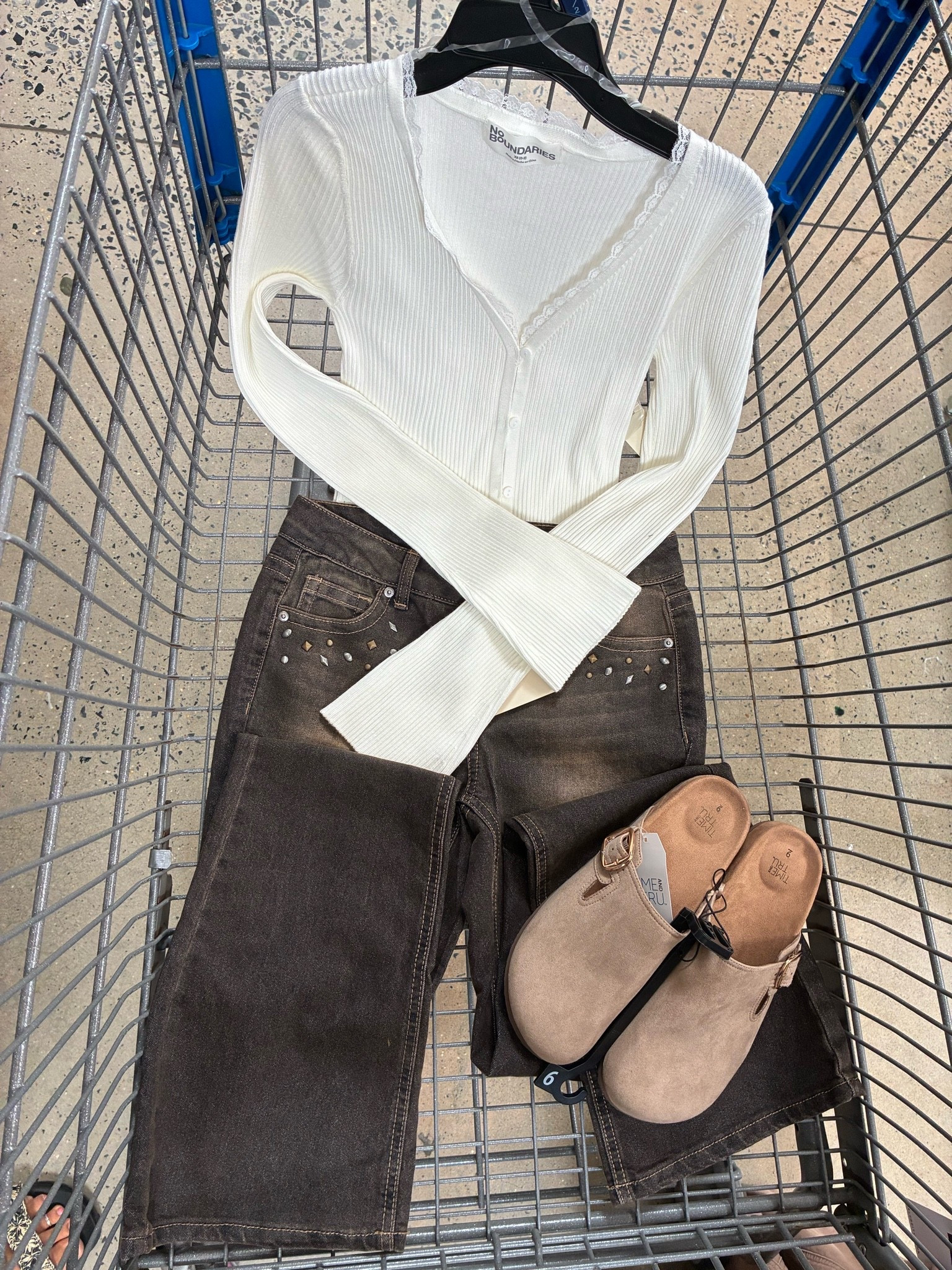 The studded detail on these jeans 😍 this whole outfit just screams fall to me

#LTKootd #LTKdayinmylife #LTKSeasonal