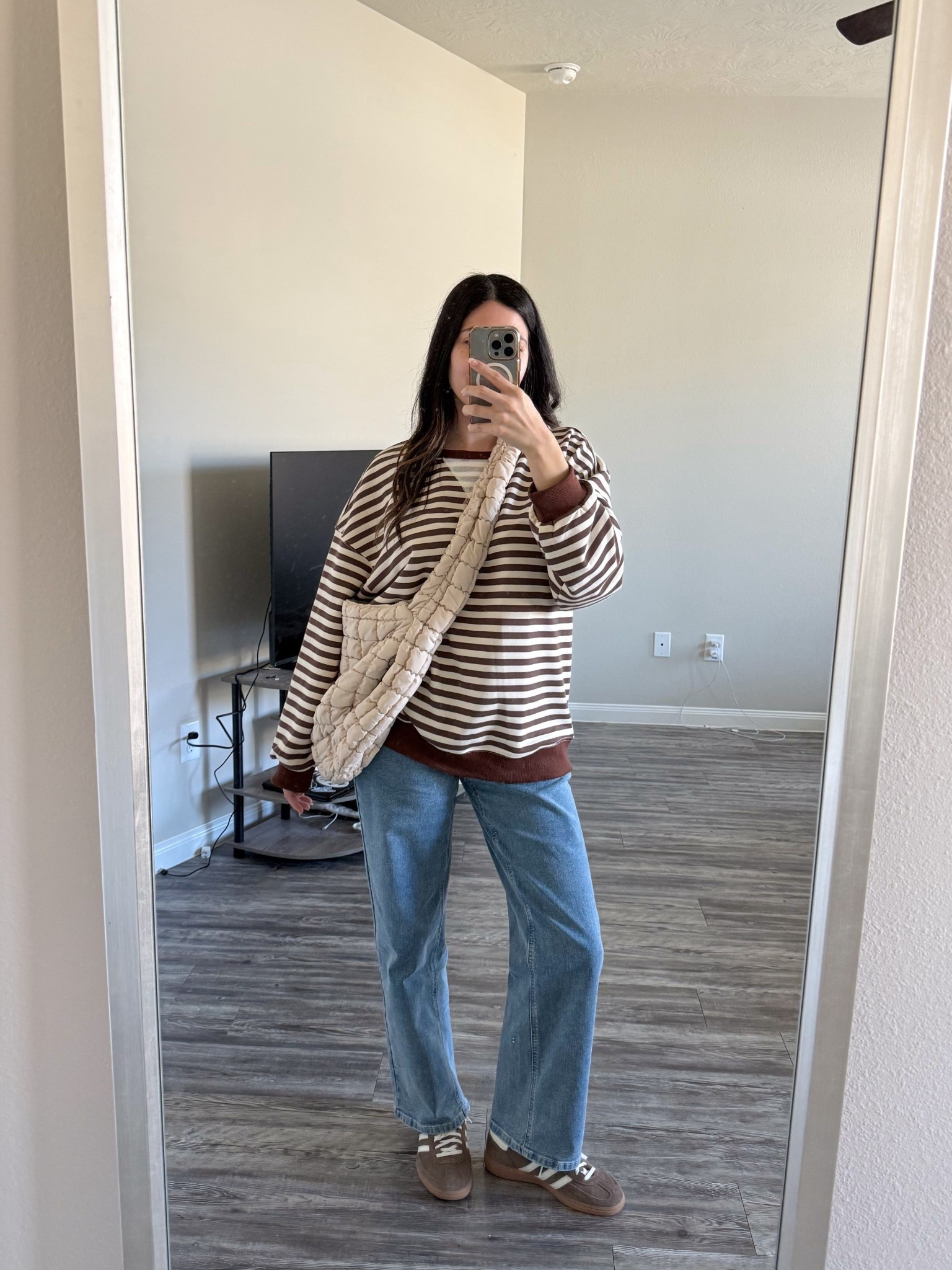 Size small in both top & jeans. Super comfy outfit & TTS 👏🏼

Brown striped long sleeve, Amazon jeans, brown suede adidas, quilted tote puffer bag 
@amazonfindsandfashion 


#LTKootd